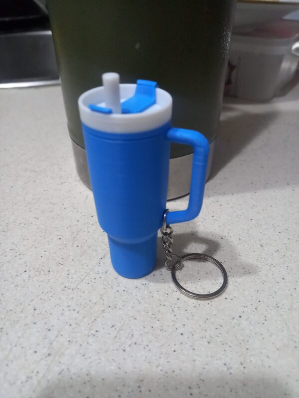 Llavero en forma de mini taza con compartimento secreto, impreso en 3D y personalizado