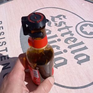 Tapa reutilizable impresa en 3D sobre botella de cerveza.