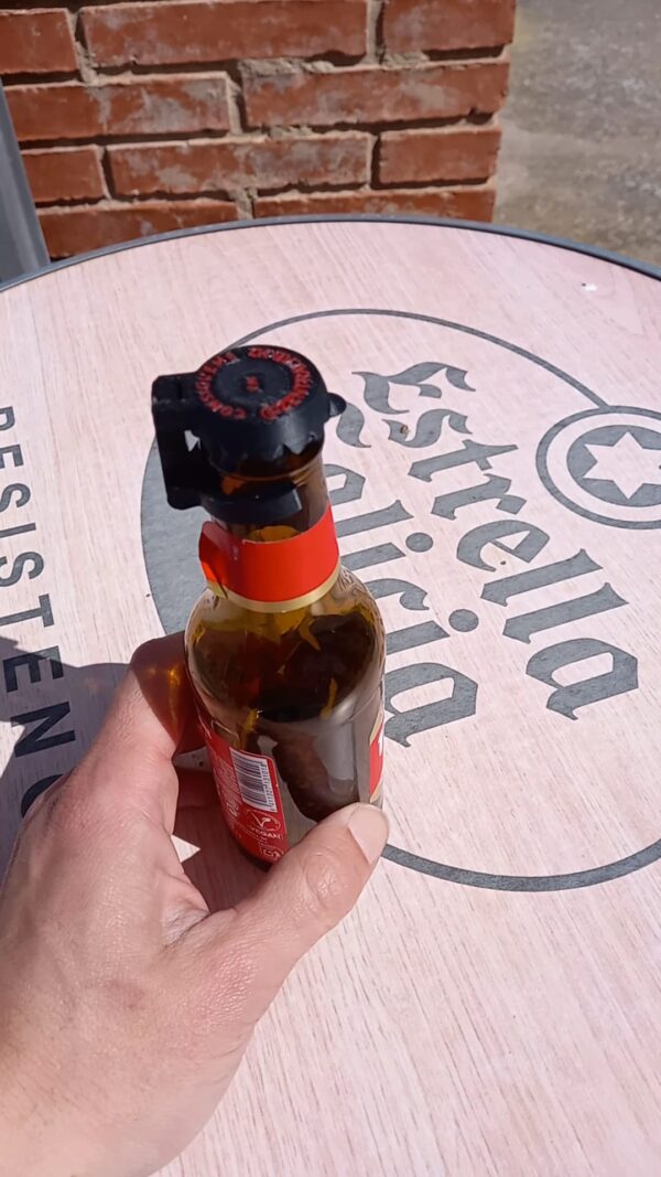 Tapa reutilizable impresa en 3D sobre botella de cerveza.