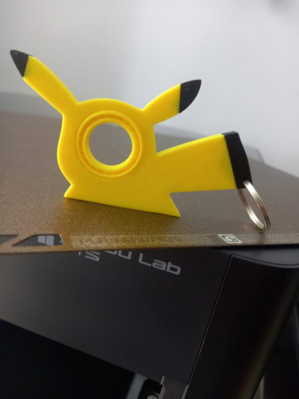 Llavero Keyrambit con diseño de Pikachu impreso en 3D, ideal para fans y coleccionistas.
