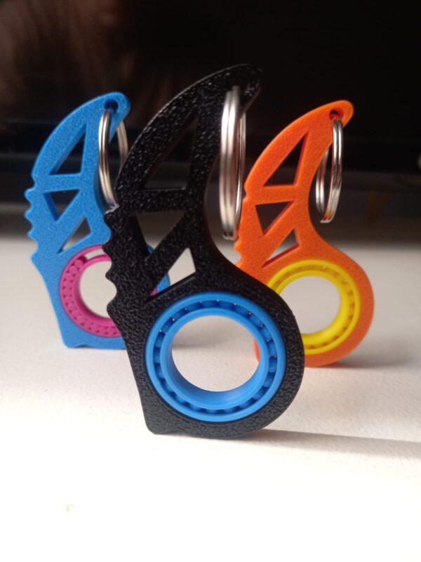 Llavero inspirado en cuchillo Karambit con diseño giratorio, fabricado en PLA en Burgos con envío a toda España