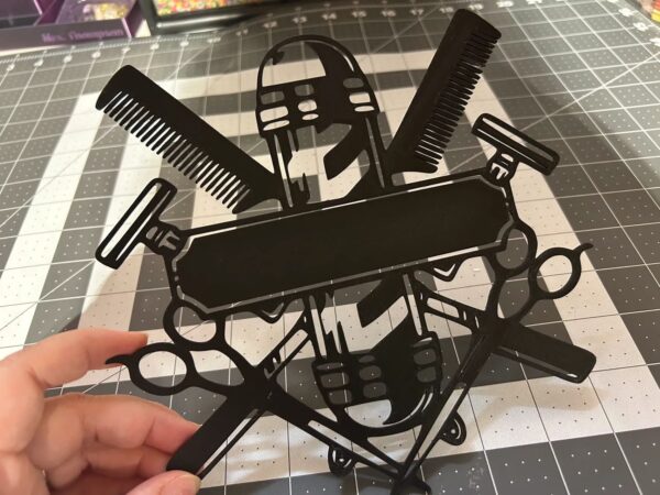 Cartel personalizado para barberías con diseño integral en negro y espacio para añadir el nombre del local