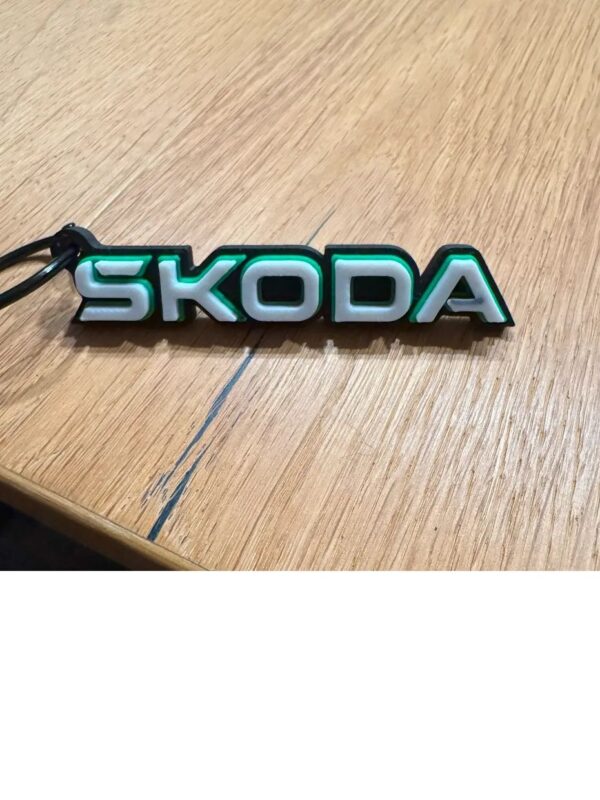 Llavero Skoda impreso en 3D con anilla metálica