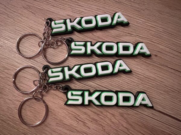 Accesorio personalizado con logo Skoda en colores a elección