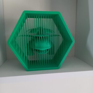 Detalle del rostro de criatura 3D en marco hexagonal, ideal para decoración geek