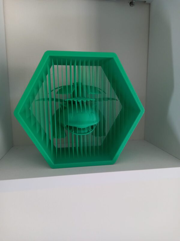 Detalle del rostro de criatura 3D en marco hexagonal, ideal para decoración geek