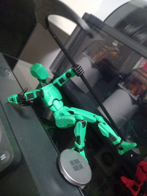Detalle de figura impresa en 3D estilo surrealista Dummy 13