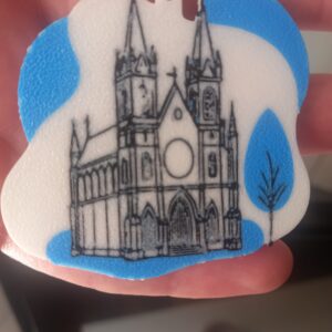 Llavero con diseño de la Catedral de Burgos en impresión 3D a color, en blanco, azul y negro