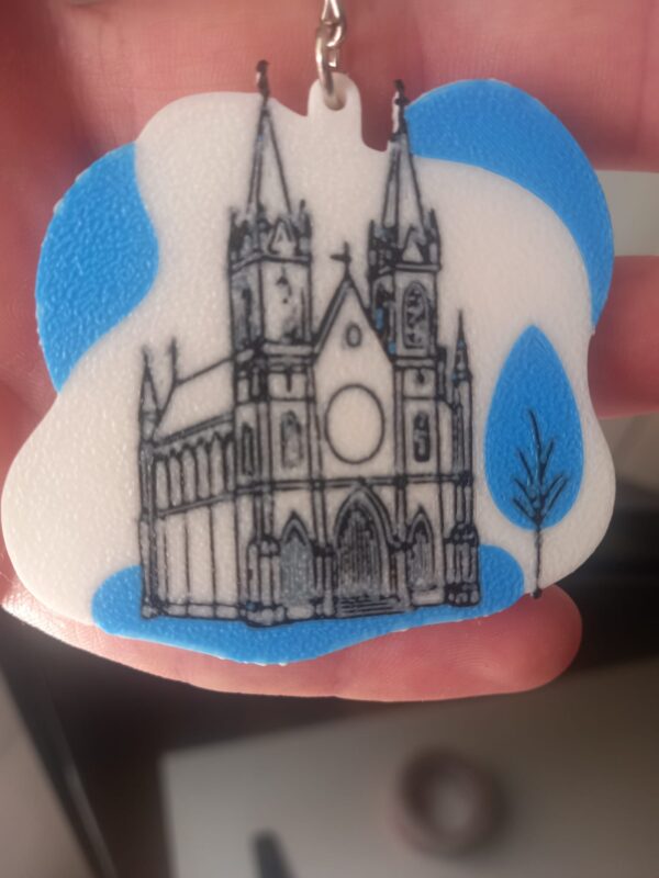 Llavero con diseño de la Catedral de Burgos en impresión 3D a color, en blanco, azul y negro
