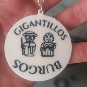 Llavero de los Gigantillos de Burgos impreso en 3D en PLA blanco, con ilustración en negro y texto Gigantillos Burgos