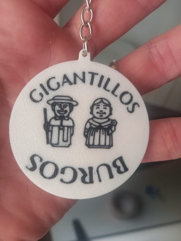 Llavero de los Gigantillos de Burgos impreso en 3D en PLA blanco, con ilustración en negro y texto Gigantillos Burgos