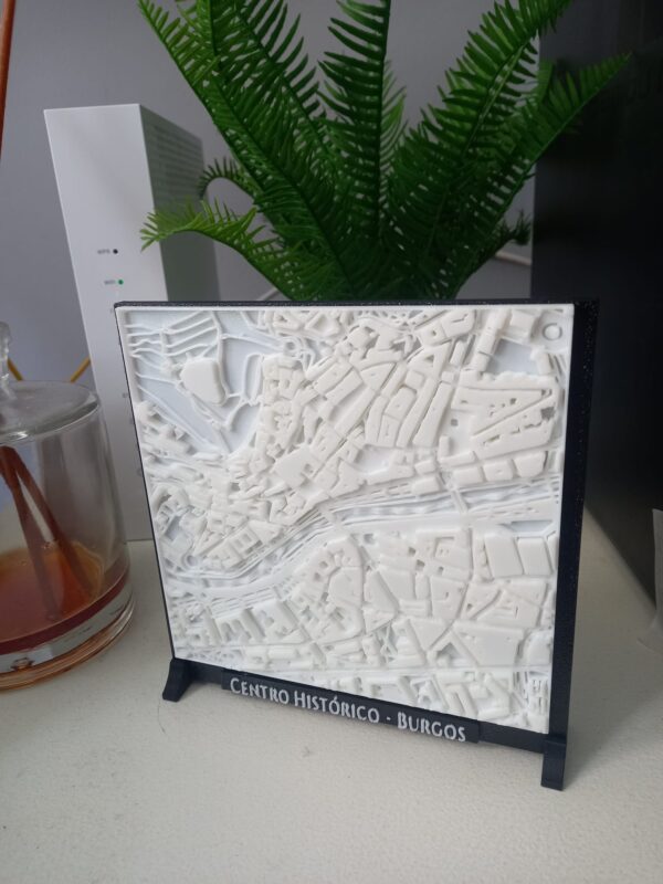 Mapa 3D impreso en PLA del casco antiguo de Burgos con soporte personalizado