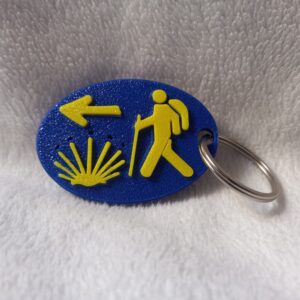 Llavero Camino de Santiago azul y amarillo con flecha y caminante