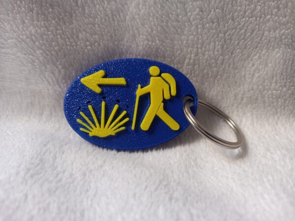 Llavero Camino de Santiago azul y amarillo con flecha y caminante
