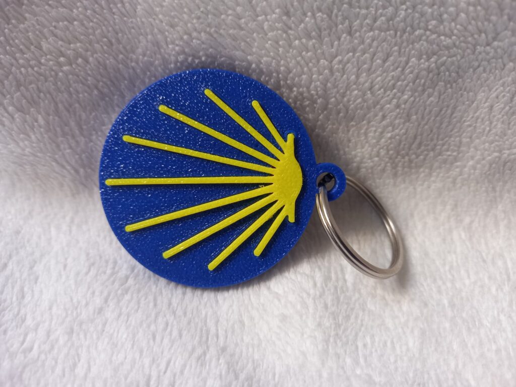Detalle del llavero del Camino de Santiago en PLA con diseño clásico de la concha Detalle del llavero del Camino de Santiago en PLA con diseño clásico de la concha