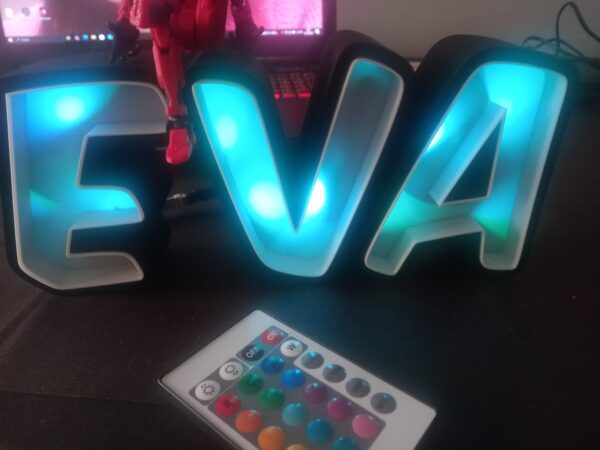 Letras con luz LED personalizadas en 3D, ideal para nombres o marcas, fabricadas en Burgos artesanalmente.