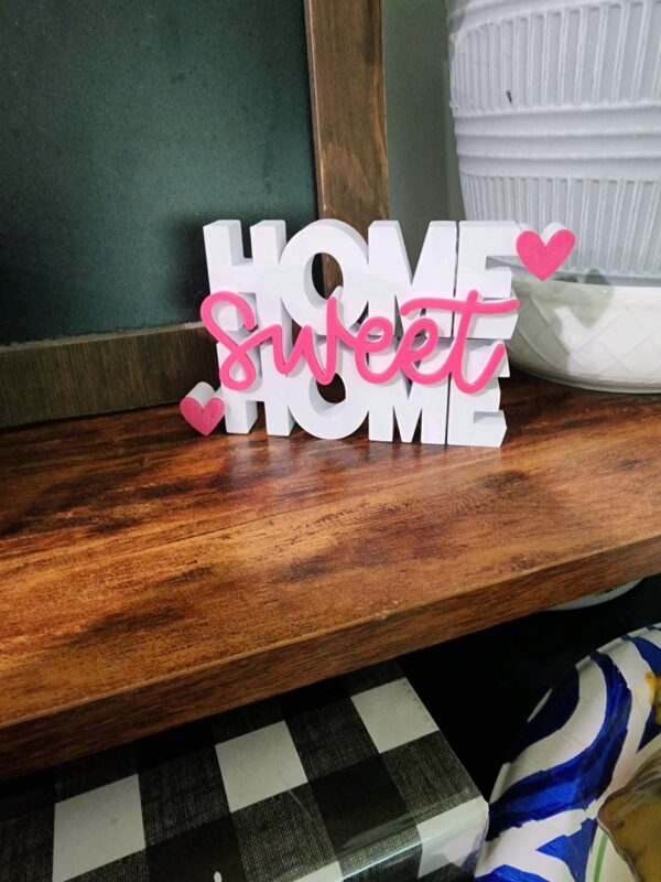 Detalle de impresión 3D del cartel Home Sweet Home en PLA personalizado