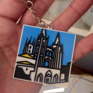 Llavero de la Catedral de Burgos impreso en 3D a color, con fondo azul y diseño en relieve detallado