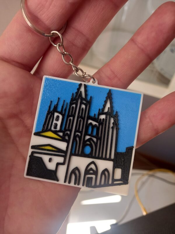 Llavero de la Catedral de Burgos impreso en 3D a color, con fondo azul y diseño en relieve detallado
