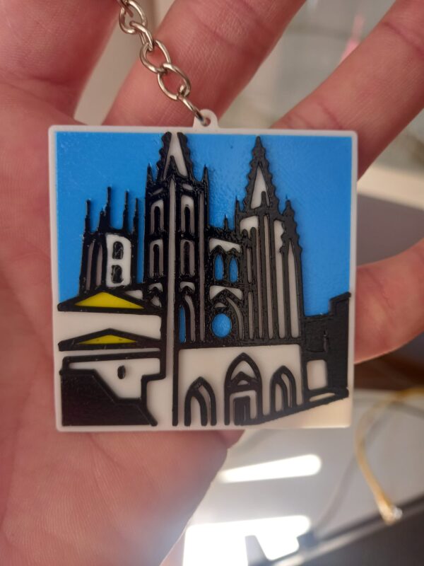 Llavero de la Catedral de Burgos impreso en 3D a color, con fondo azul y diseño en relieve detallado