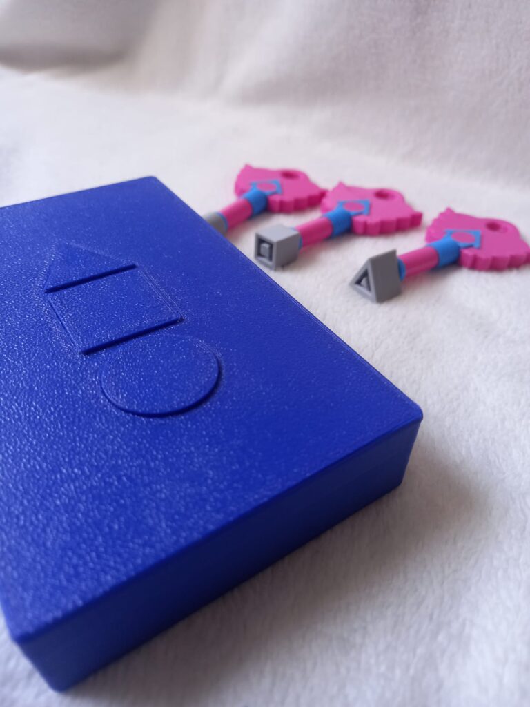Réplica 3D de las llaves del Juego del Calamar con estuche