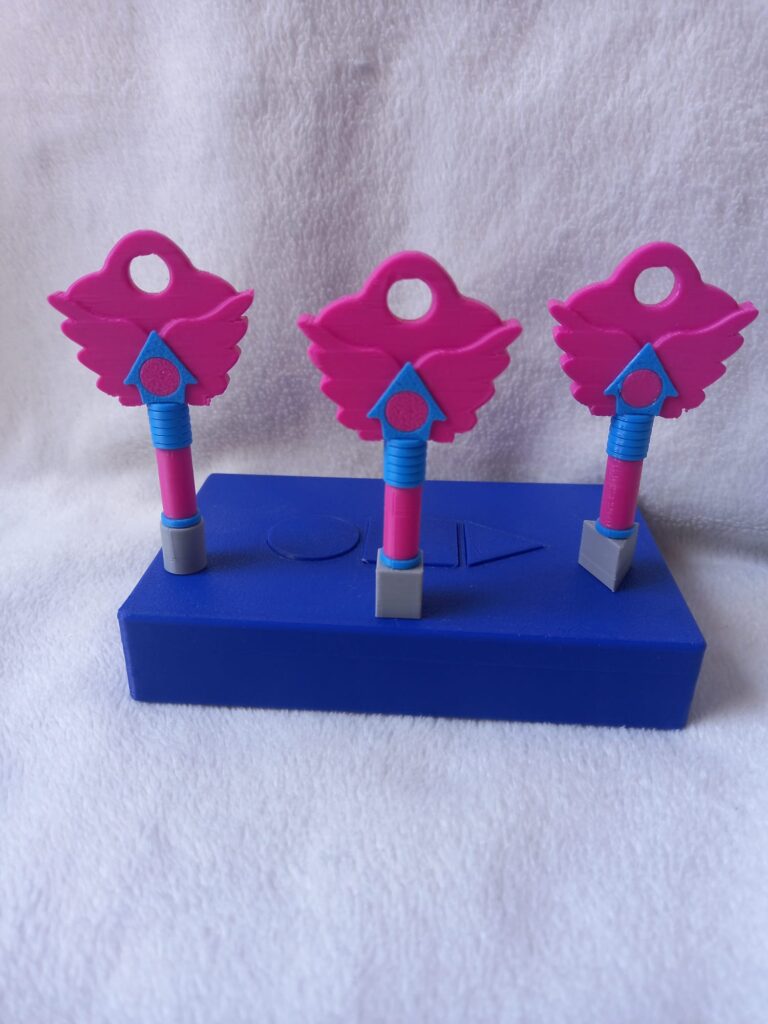 Caja azul con llaves icónicas de El Juego del Calamar 3