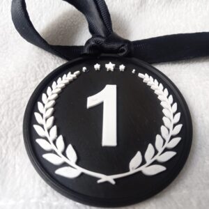 Medalla de premiación personalizada en PLA negro y blanco