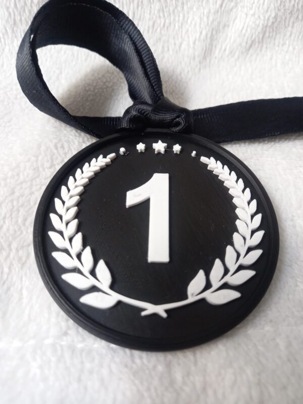 Medalla de premiación personalizada en PLA negro y blanco