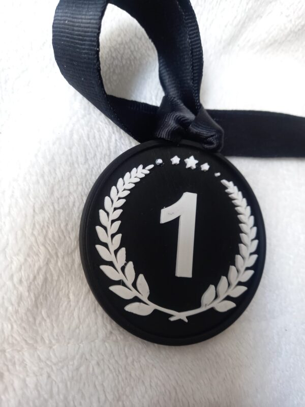 Diseño de medalla 3D con cinta negra y grabado personalizado