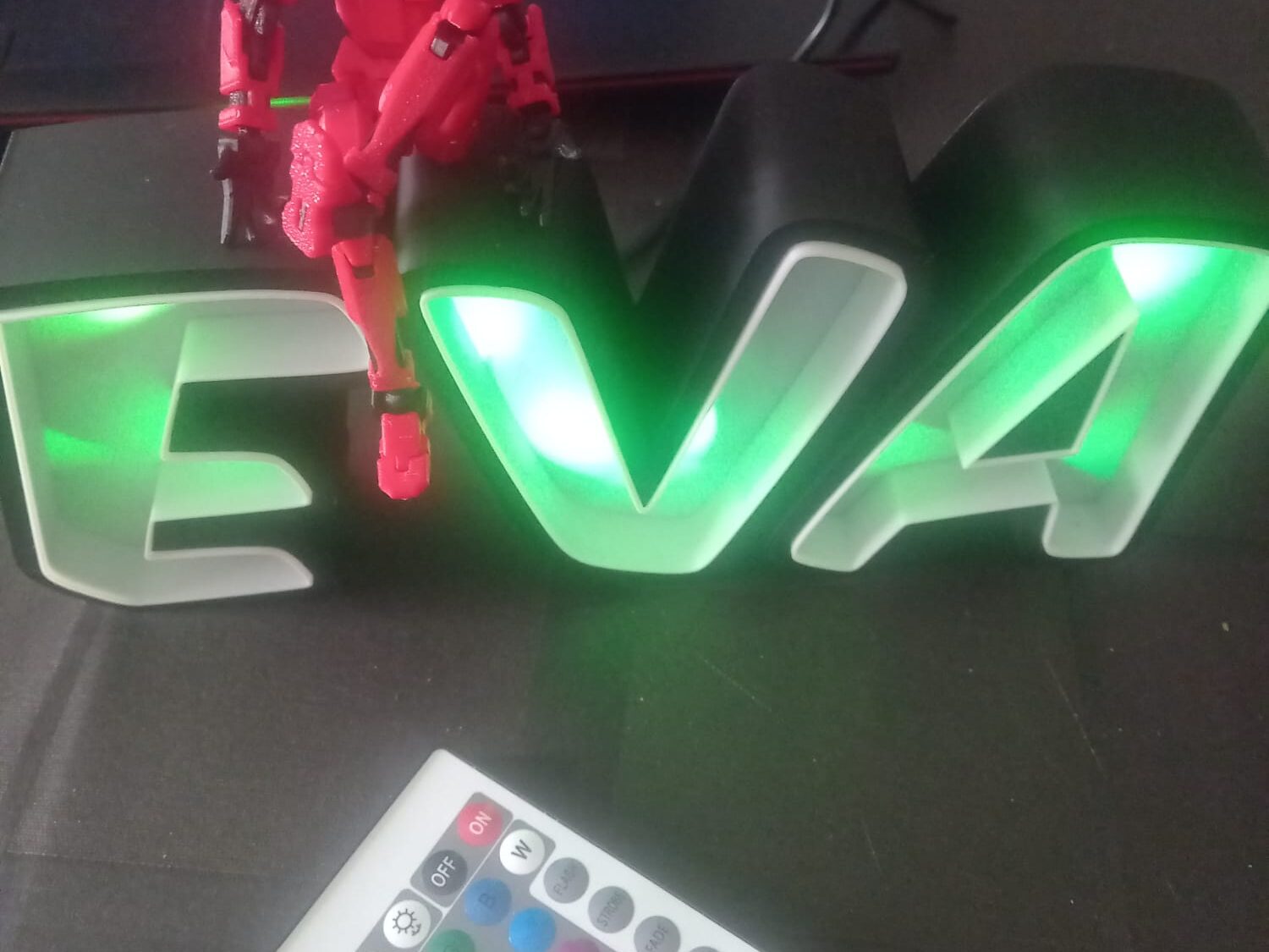 Letras iluminadas con LED RGB y mando a distancia, impresión 3D personalizada, diseño moderno para negocios.