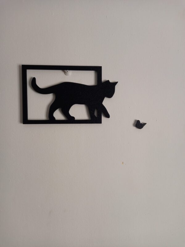 Silueta de gato negro y mariposa en cuadro rectangular de pared