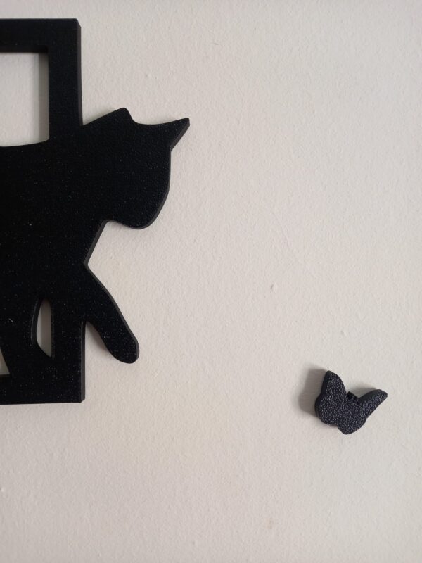 Decoración minimalista de pared con diseño de gato caminando y mariposa