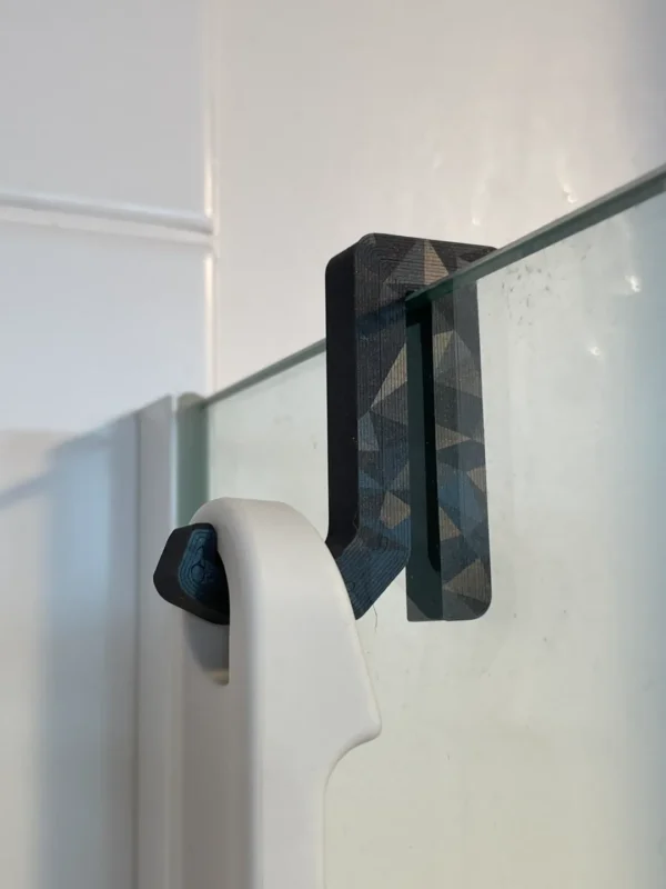 Detalle de gancho 3D para colgar toallas en mampara de baño