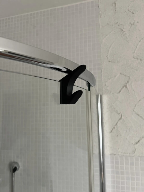 Colgador para accesorios de baño sin perforar vidrio.