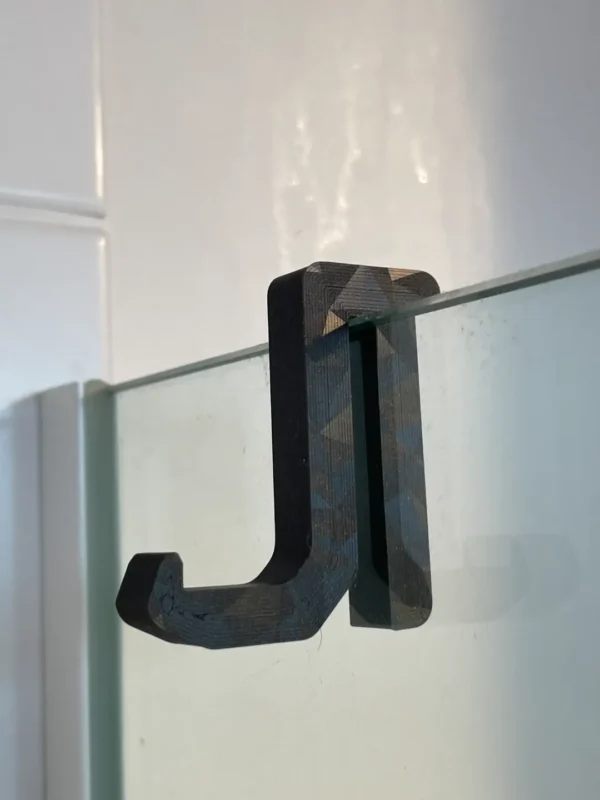 Gancho impreso en 3D colocado sobre cristal de 6 mm para ducha