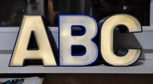 Letras 3D decorativas personalizadas A, B y C.
