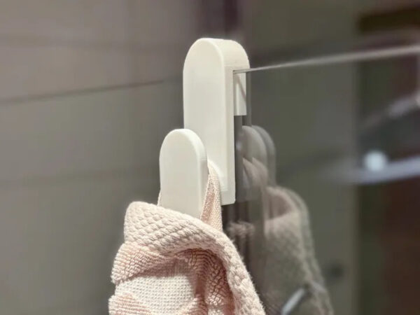 Gancho plano para mampara de ducha color blanco.