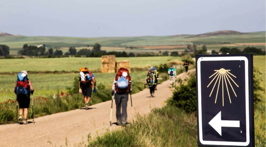 peregrinos andando historia del camino de santiago