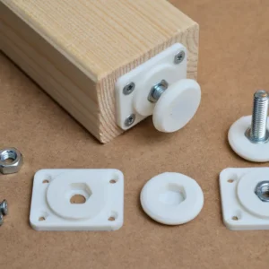 Base superior: se encaja dentro de un taladro de ∅25 mm (broca Forstner), creando una instalación limpia y firme en la madera. Tornillo M8: atraviesa la base e incorpora una tuerca para permitir ajustes de altura. Pieza inferior/tuerca: roscada, permite subir o bajar el pie según sea necesario para nivelar.
