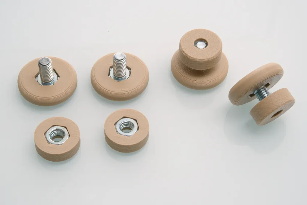 pies nivelacion4 Sistema de pies niveladores ajustables para mesas y muebles DIY