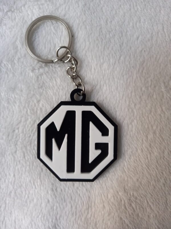 llavero auto logo mg blanco y negro